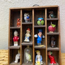 REPISA ANTIGUA DE MADERA CON FIGURAS EN MINIATURAS DE PORCELANAS