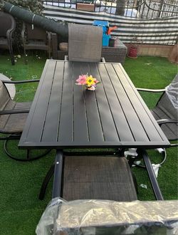 Mesa de metal y  4 sillas giratorias todo nuevo $300