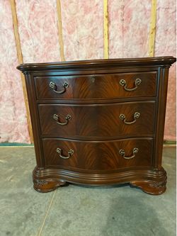$100 Beautiful Thomasville night stand or end table looks like new.