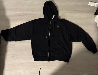 Alo Yoga Accolade Full Zip Hoodie in black featuring a boxy, oversized fit.