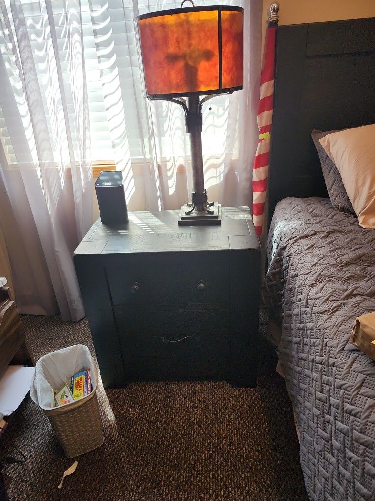 Night Stand With Lamp And Full Size Bed 150 Dollars Lamp And Night Stand