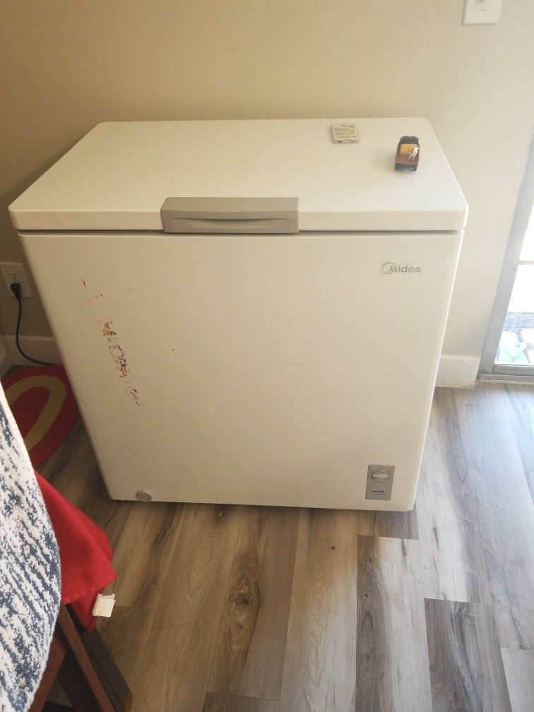 Midea MRC050S0AWW Chest Freezer, 5.0 Cubic Feet, White
