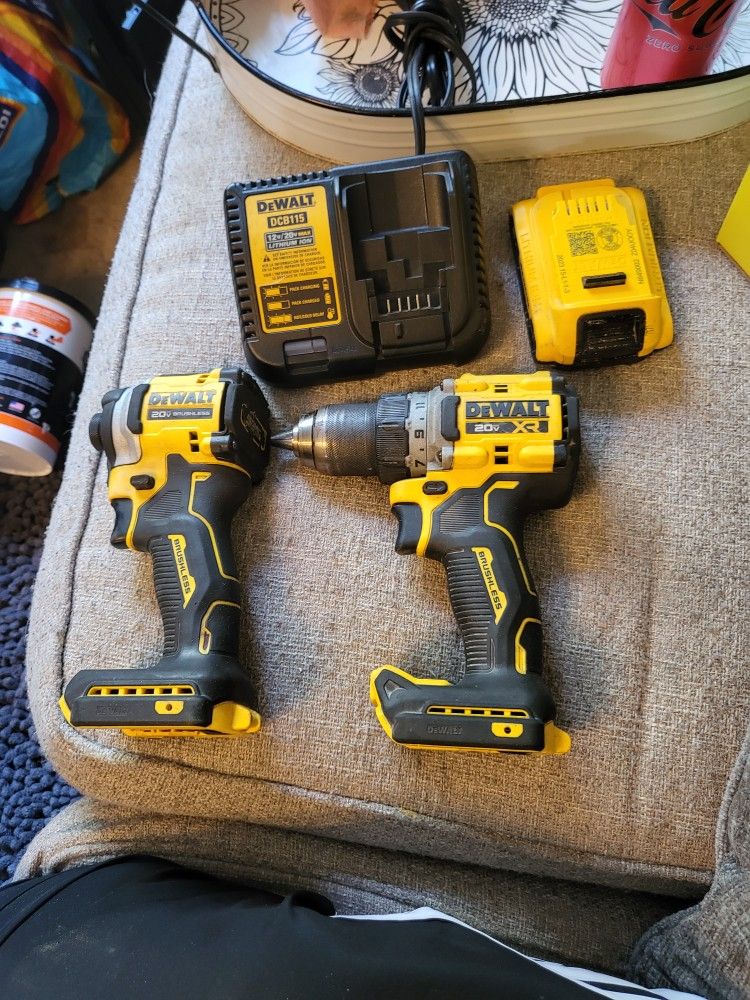 Dewalt brushless dcf750 1/4 impact driver.
Dcd899 Brushless 1/2 drill driver
Battery and charger.