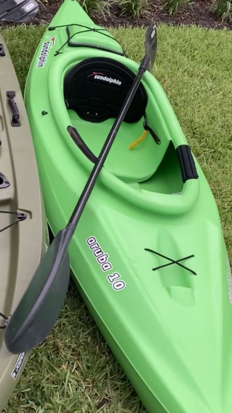 10’ Sun dolphin Kayak W/paddle 