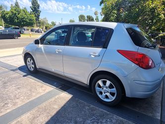 2012 nissan versa 1.8 sl hatchback