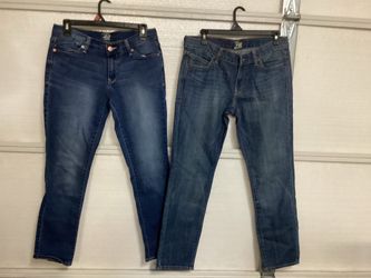 To pair of women’s Old Navy eight short jeans