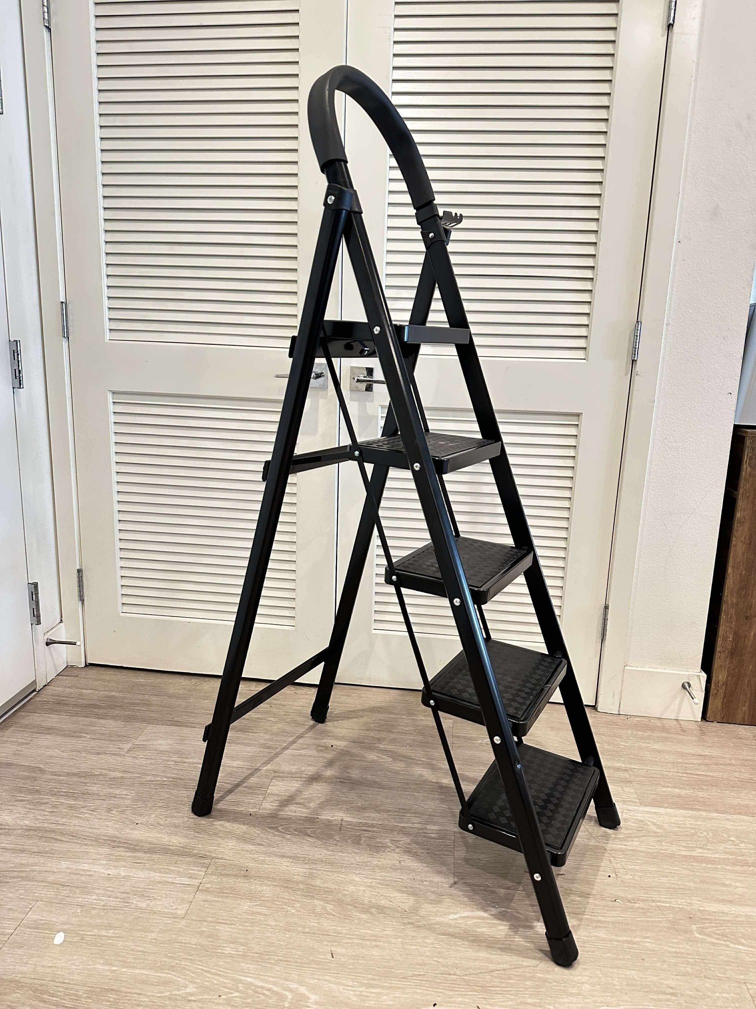 Household Folding five step Ladder Indoor and Outdoor Movable Ladder, Light Climbing Ladder