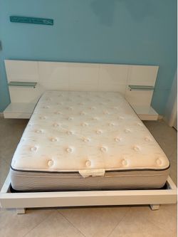 Modern design bed that looks great in any room. Full size bed plus mattress (very good condition, clean and comfortable)