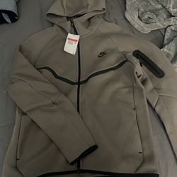 brand new nike tech top only Large 