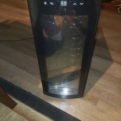 FRIGIDAIRE BEVERAGE/WINE COOLER