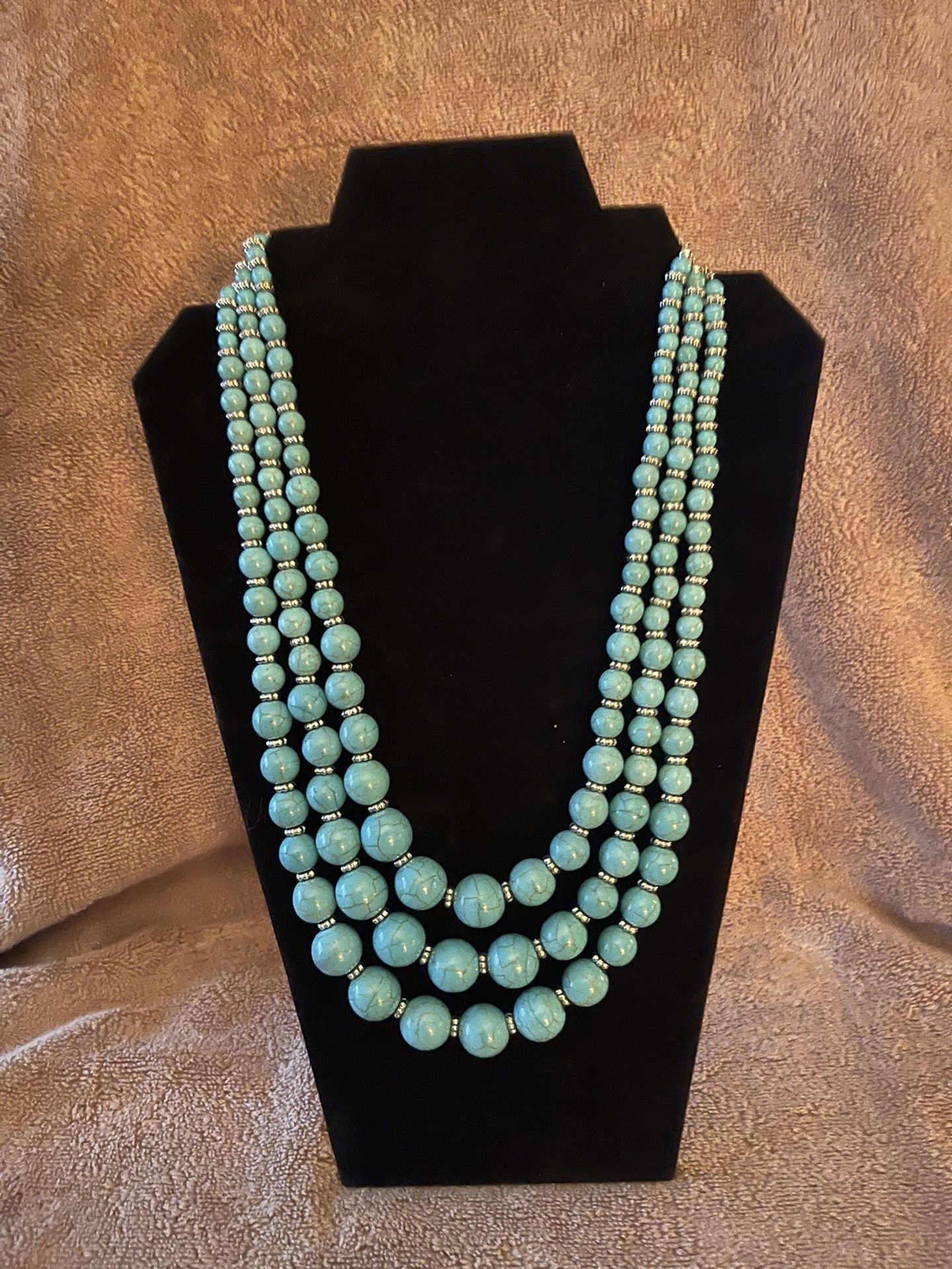 Necklace triple strand Howlite. NEW