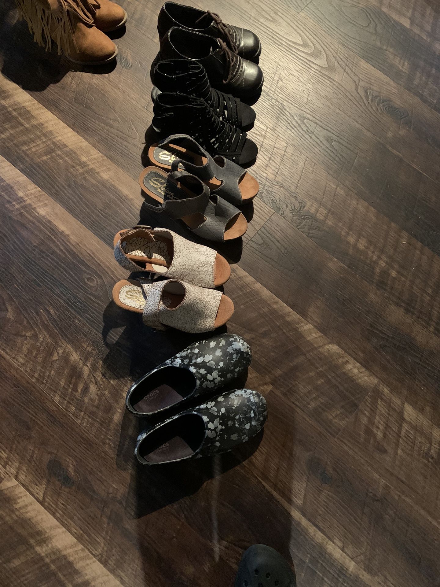 Size 7 Crocs And Heels