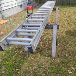 Werner Black Tip 32 Foot Aluminum Extension Ladder