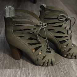 Green womans heels size 7.5