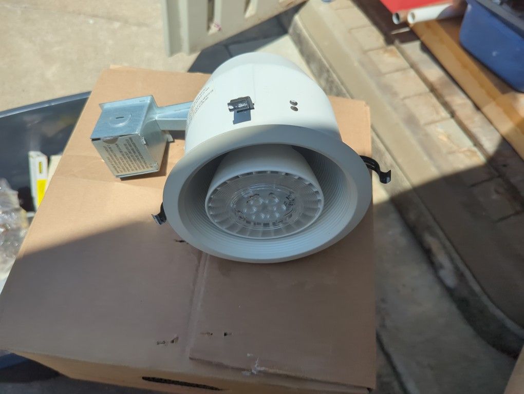 Canned Light Fixture With Bulb
