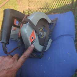Black& Decker 7 And 1/4-in Circular Saw $2