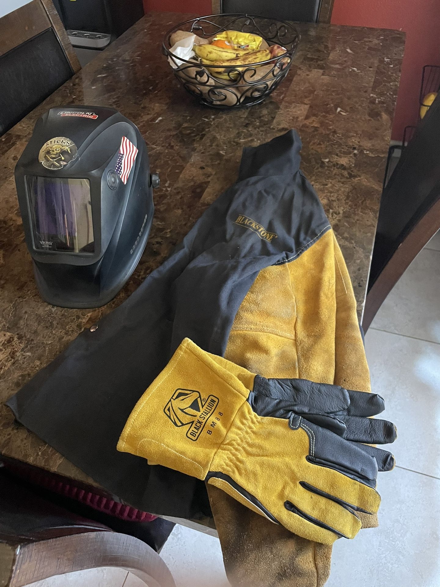 LINCOLN ELECTRIC WELDING HELMET 3350 SERIES - Includes Welding Gloves And Jacket