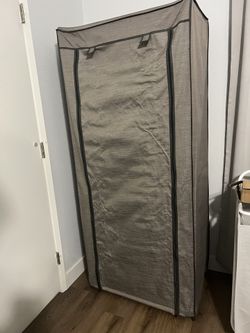 Portable wardrobe