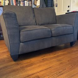 Cute Loveseat / 2-seater Sofa / Small Couch