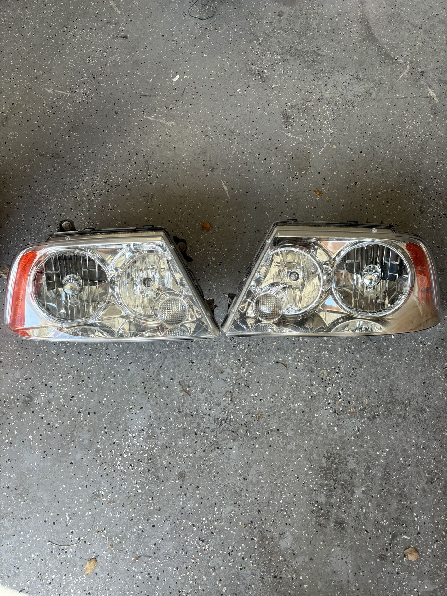 2006 Lincoln Navigator Headlights 