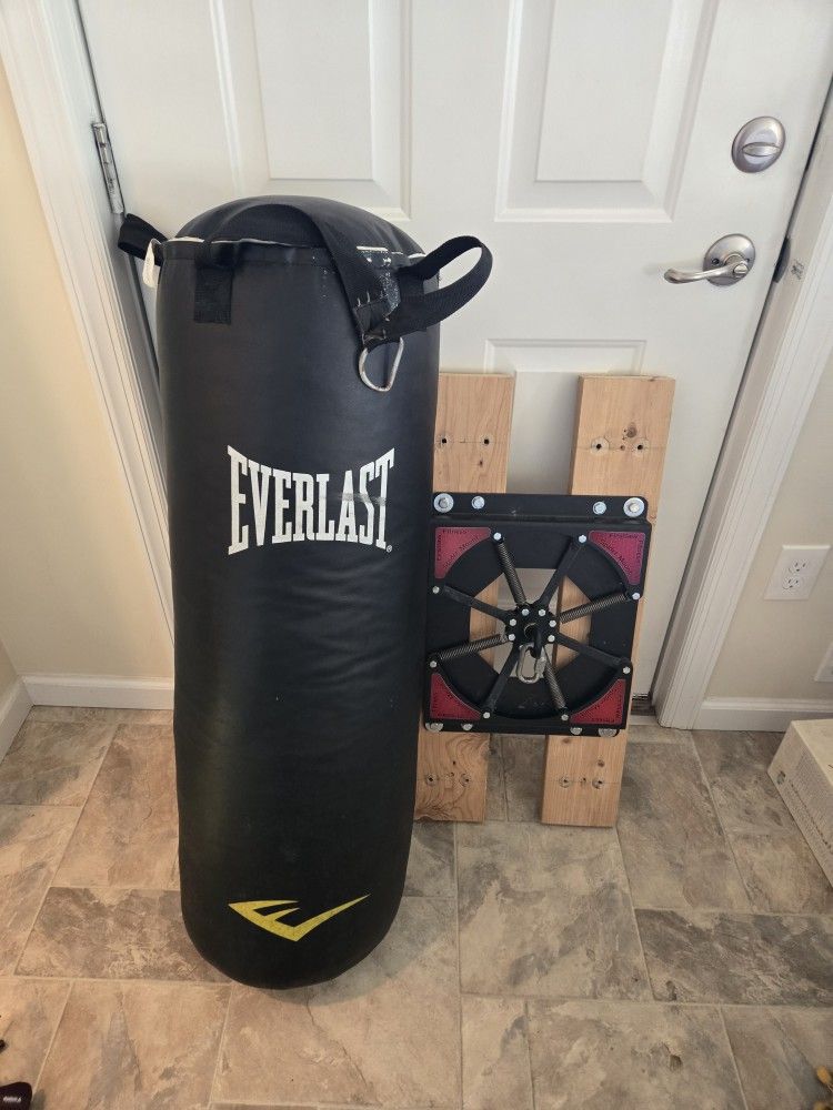 80 lb everlast heavy bag and spider mount for hanging bag on the