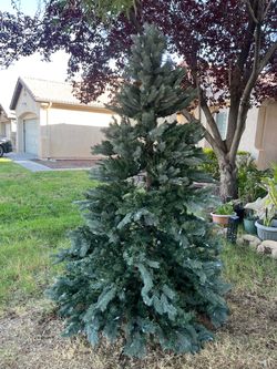 Árbol de navidad artifisial usado como de 6 a7 pies