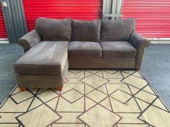 Sectional Reversible Couch!! Havertys!!Delivery Available 🚚!! Dimensions: 97” Length x 35” Height x 37”Depth ( 65” Depth Chaise)