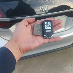 Car Keys And Remotes  / Llaves De Carro Y Controlles 