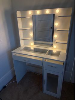 White light-up vanity and headboard   set