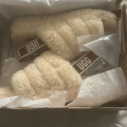 Woman’s UGG Slippers  Cream Color Way Sz 8w