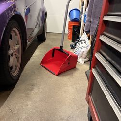 Long handle dust pan