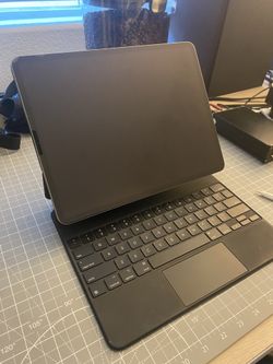 iPad Pro 12.9 3rd Gen W/ Magic Keyboard & Apple Pencil