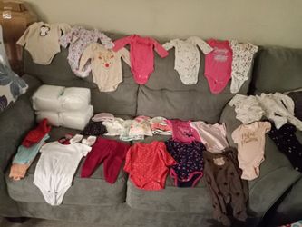 Ropa de bebe recien nacida y 77 pañales tambien para bebe recien nacido marca pampers swaddlers una bolsa esta abierta
