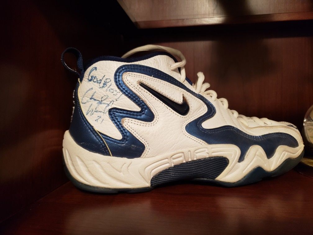 CHARLIE WARD AUTOGRAPHED GAME NIKE SIGNED BY CHARLIE AND GUARANTEED AUTHENIC STATES "GOD BLESS", HIS KNICK NO 21