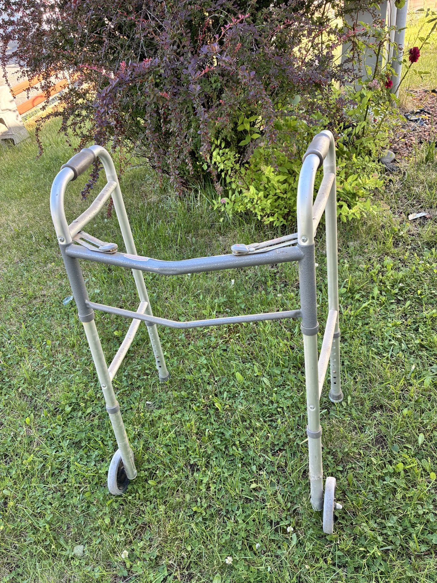 Adult Walker $75-pick up in yakima near fred meyers Andador para adultos: $75 (recogida en Yakima, cerca de Fred Meyers)