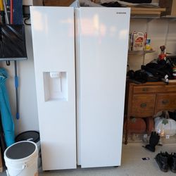 Samsung 36 In Wide 27.5 Cu in Side-by-Side Refrigerator 