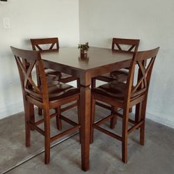 Table & 4 Chairs (Excellent Condition)