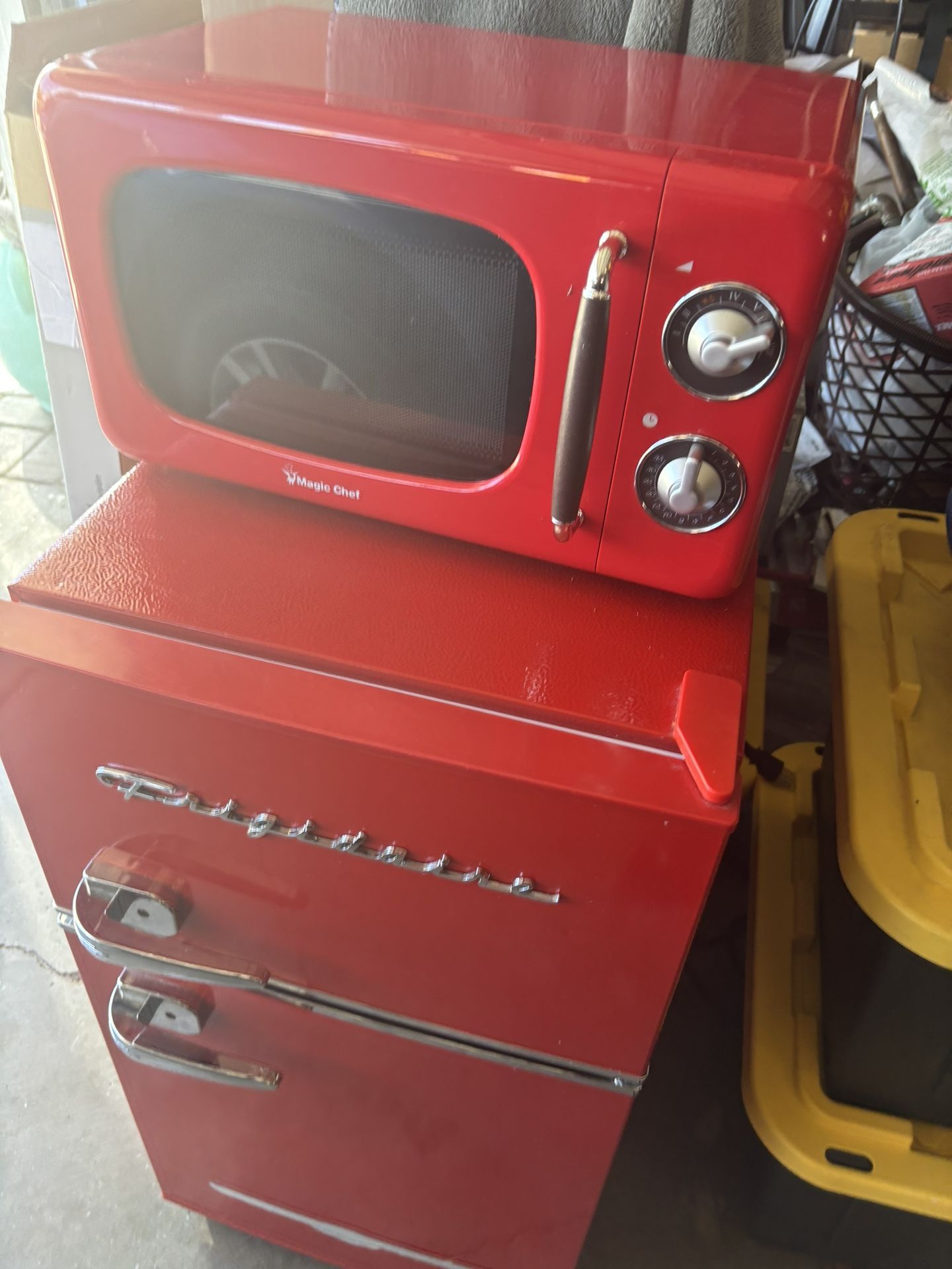 Frigidaire Retro Refrigerador And Magic Chef Micro Waves
