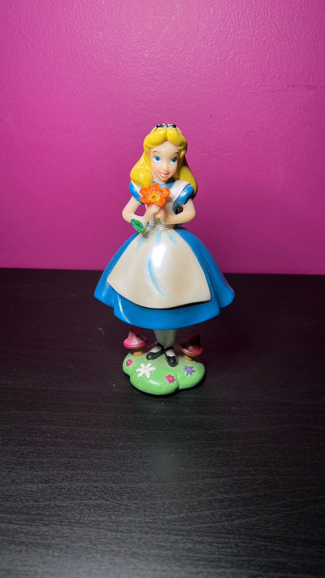 Rare vintage Alice in Wonderland figurine! Official Disney Theme Park.