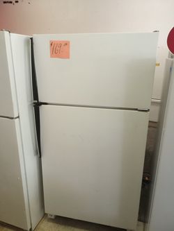 Amana Refrigerator white ex large excellent condition . Warranty . Delivery available . 2203 Fowler st. Ft. Myers 33901