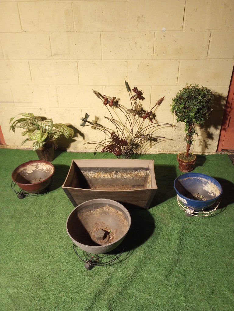 Garden Pots, Decoration And 2 Fake Plants. $25