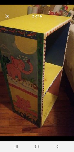 BEAUTIFUL FIRM AND DECORATIVE BOOK SHELF I8