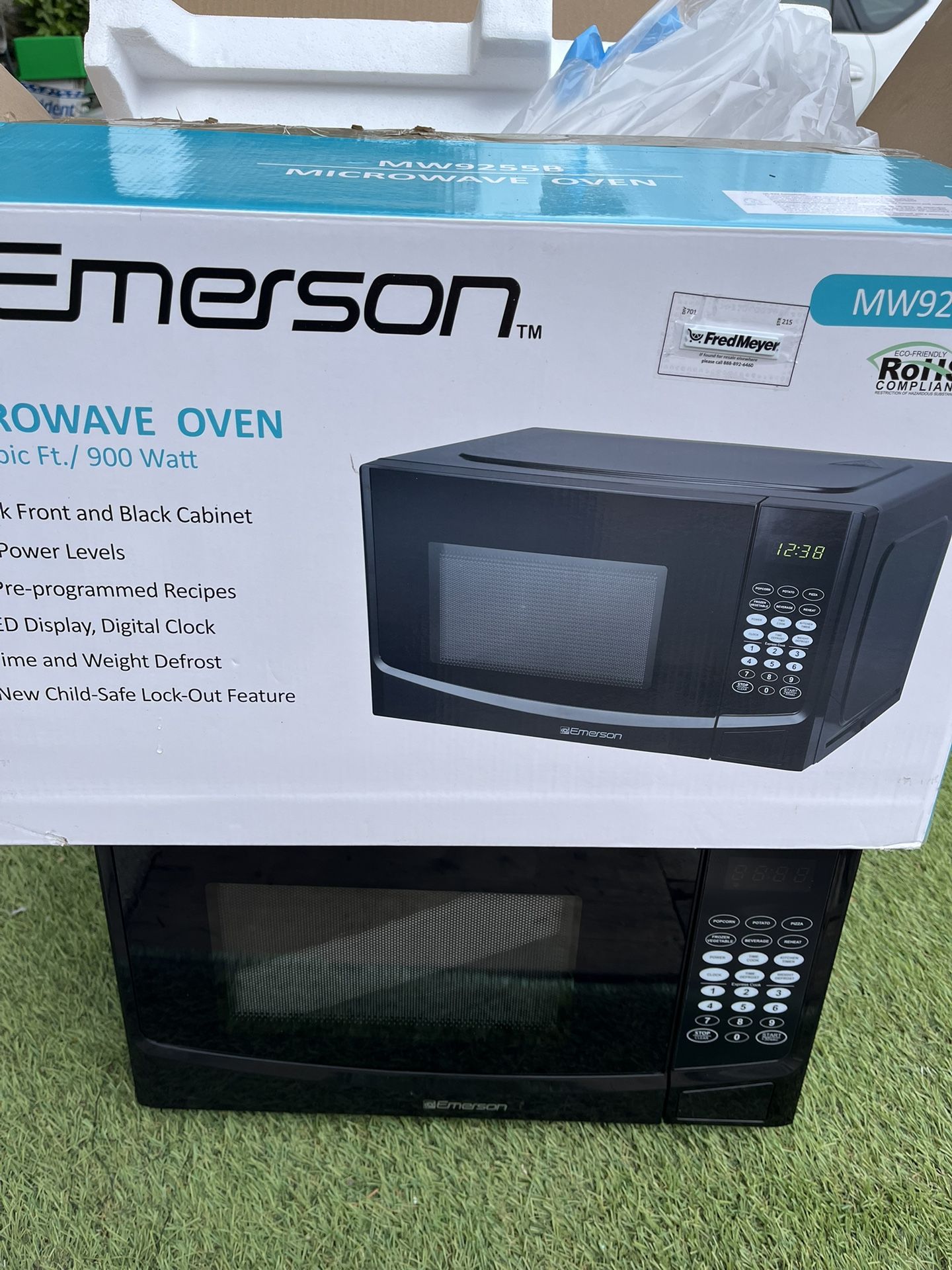 Countertop microwave Emerson 0.9 cu ft 900 watts (in Des Moines) BRAND NEW Open box