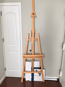 Adjustable light wood artist's floor easel