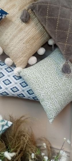 New assortment of indoor outdoor throw pillows 6/25 each high grade material only