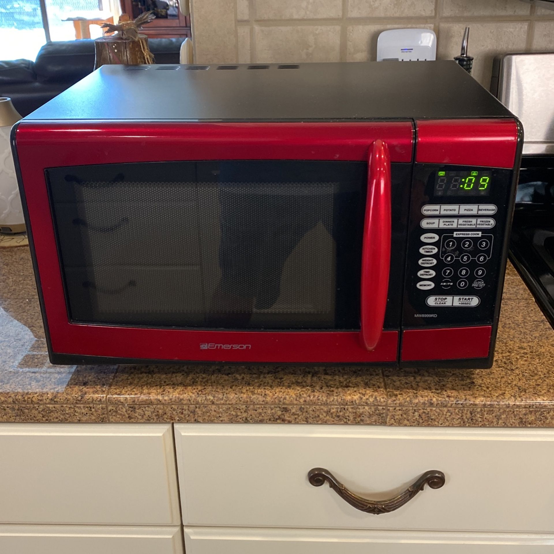 Microwave Emerson 900watt Red