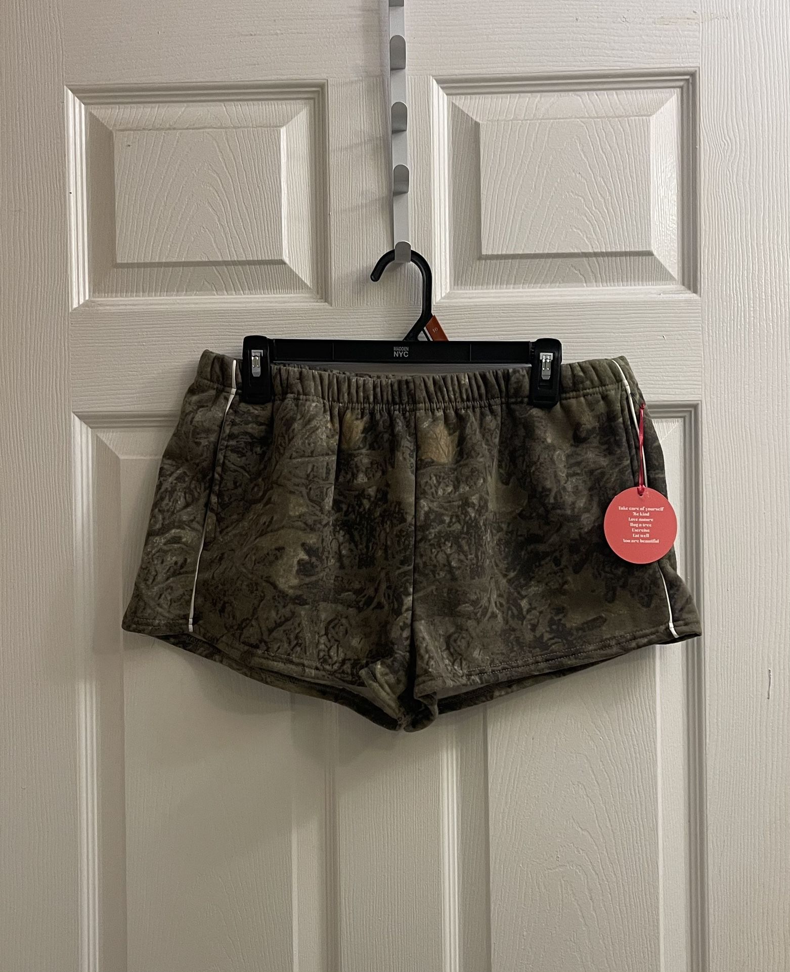 Brand New Olive Green Camo Shorts Size XL Juniors