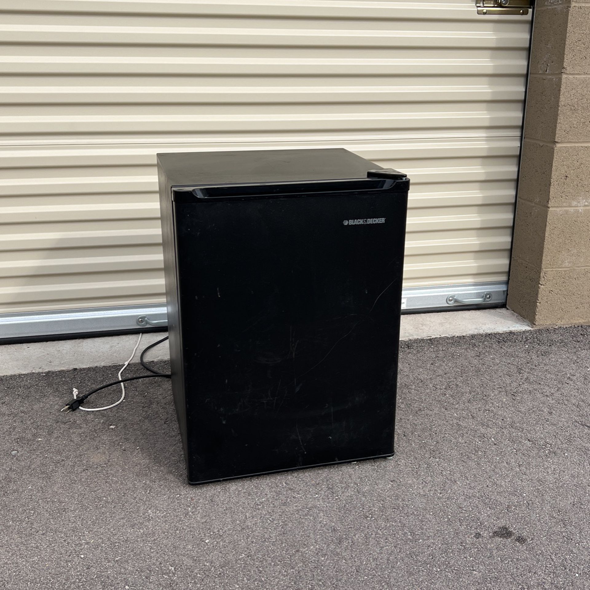 Black And Decker Mini Fridge With Small Freezer for Sale in Goodyear, AZ -  OfferUp