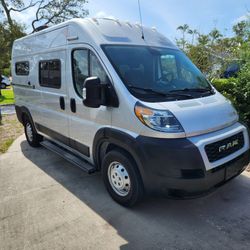 WINNEBAGO Solis Pocket Camper Van