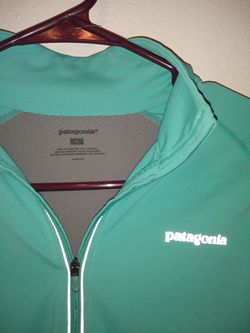 Patagonia performance shirt size medium